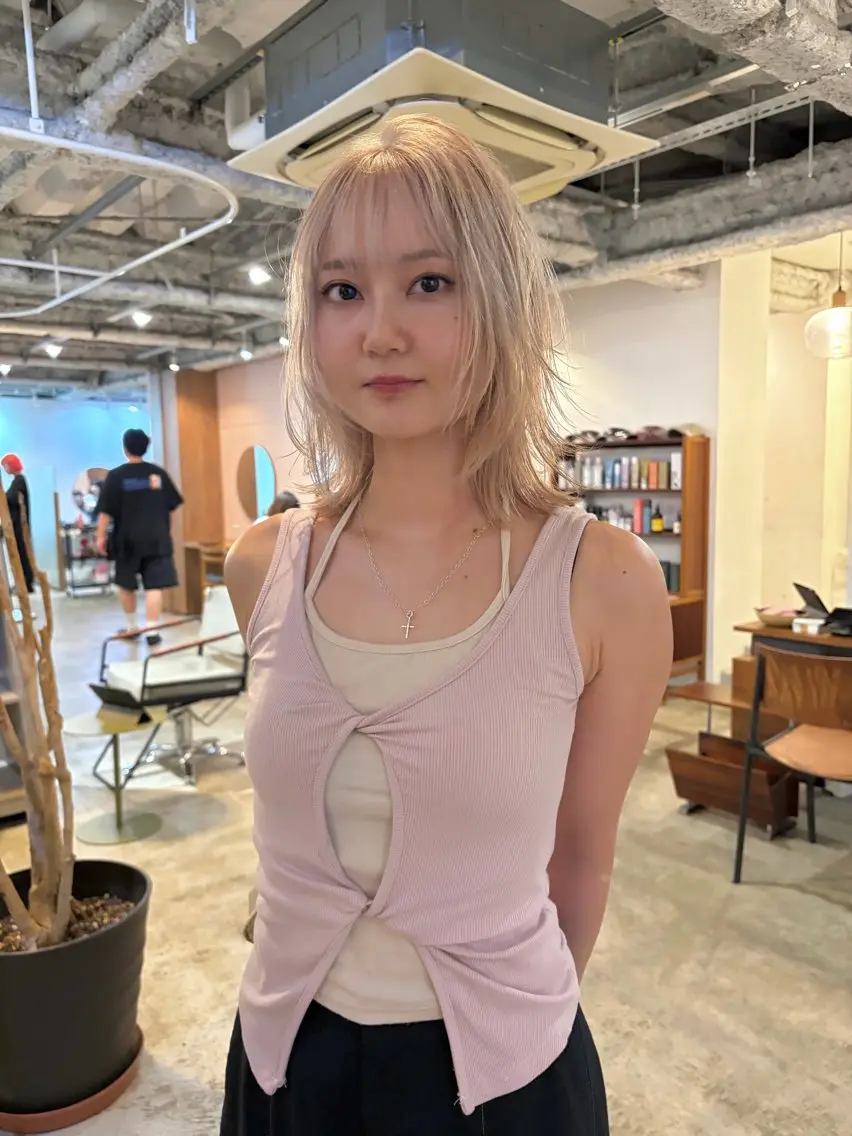 ミディアム カラー ブリーチ ブロンド ホワイトブロンド レイヤーカット シャギー カット ヘアカラー yu maのヘアスタイル