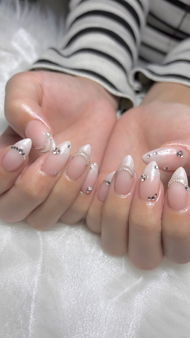 ネイル アニマル柄 チークネイル ドット フラッシュネイル フラッシュマグ ハンドネイル nail salon Anela🪽🫧のネイルデザイン