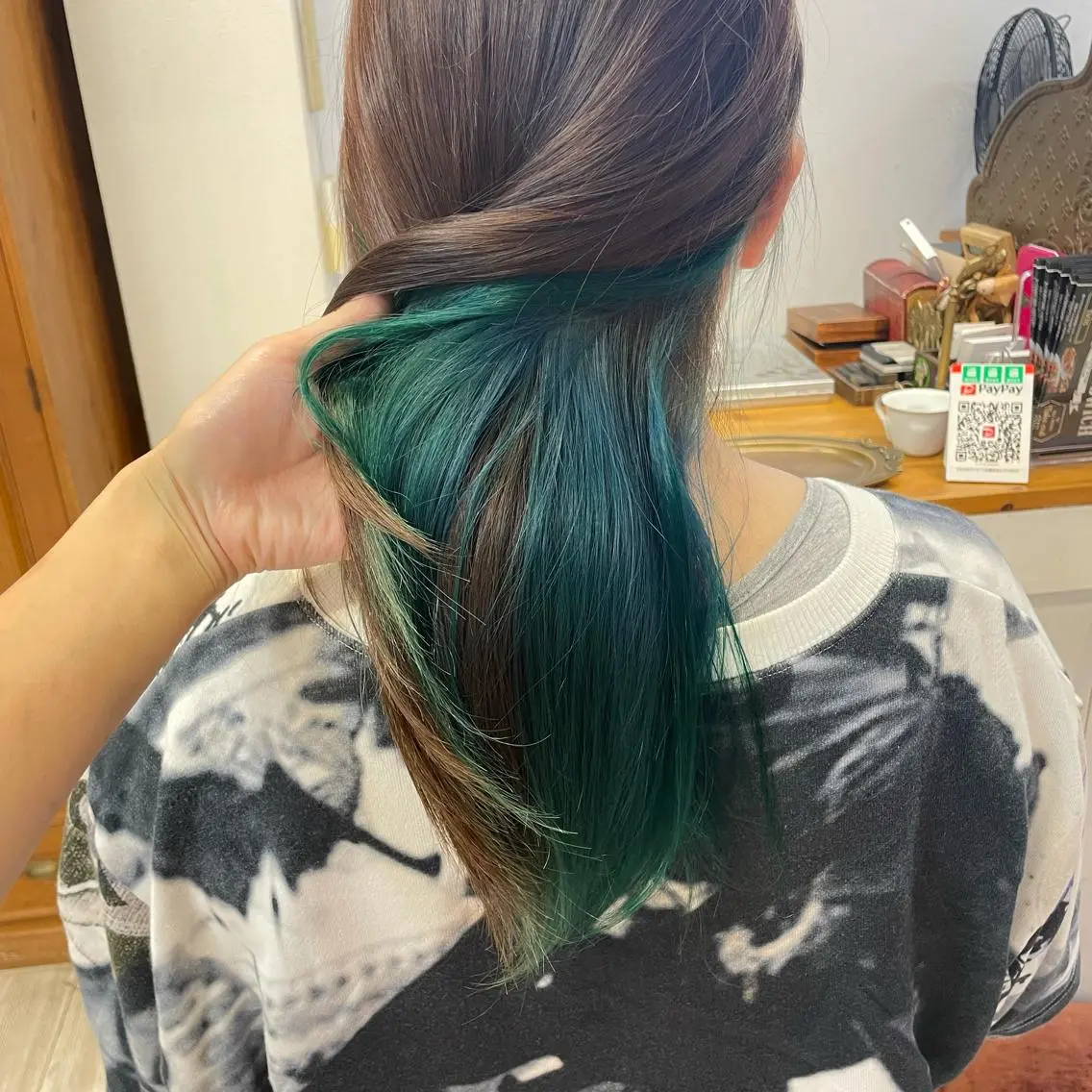 ミディアム インナーカラー 推し ブリーチ 髪質改善のヘアスタイル