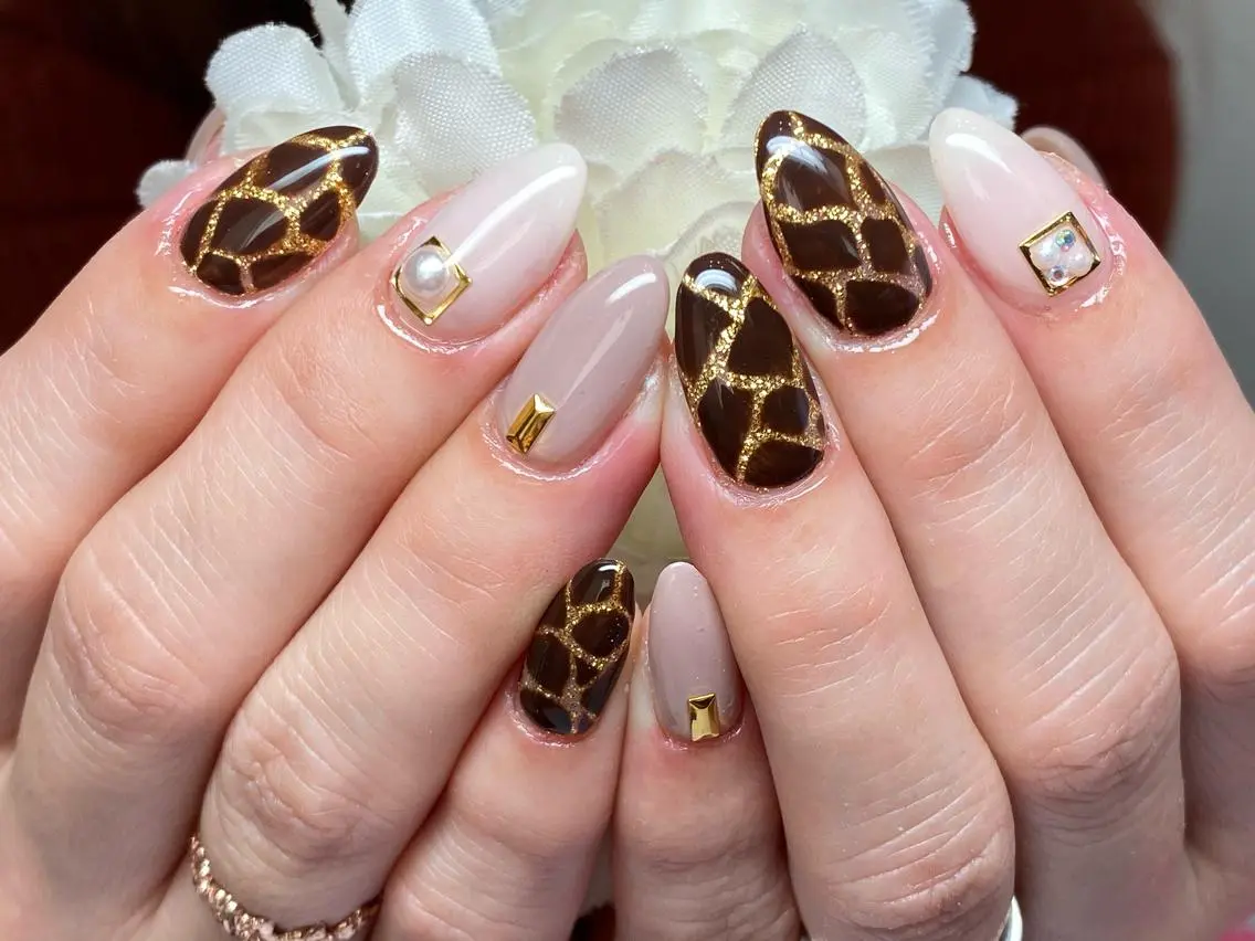 ネイル アニマル柄 アートネイル フレンチネイル グラデーション キラキラネイル ハンドネイル Ｎail Ｓalon ertiのネイルデザイン