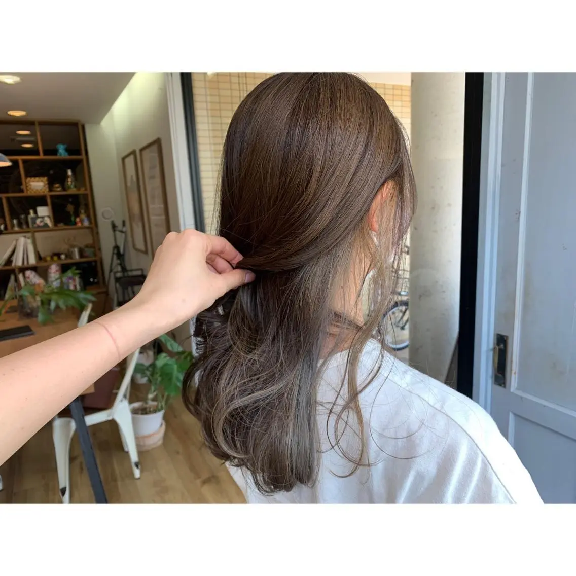 ロング カラー グレージュ ヘアカラー トリートメント ツキダテ ユイのヘアスタイル