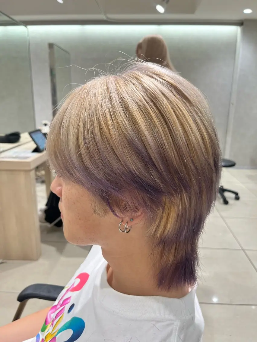 ミディアム カラー メンズ メンズブリーチ ベージュカラー ブリーチ 抜きっぱなしブロンド ケアブリーチ カット ヘアカラー 巖本 真希のヘアスタイル