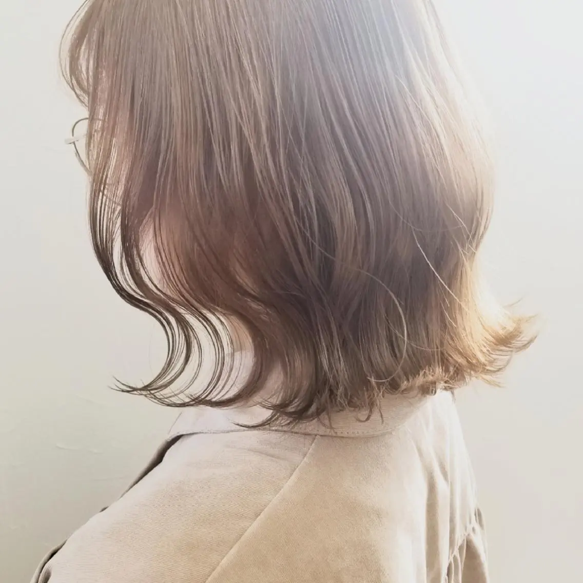 ミディアム カラー 切りっぱなしボブ ベージュカラー 透明感カラー ミルクティーベージュ ボブ ヘアカラー トリートメント レイヤーカット/ ウルフカット/大橋 のヘアスタイル