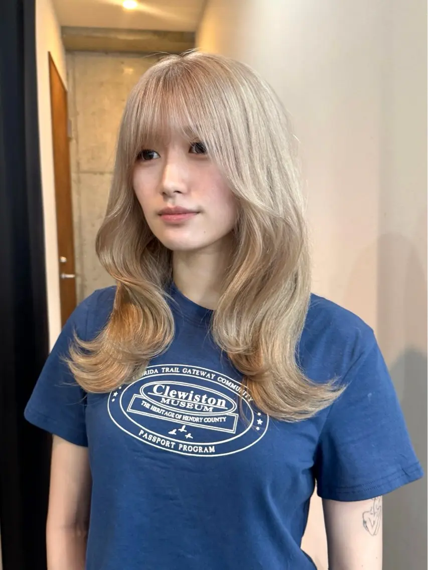 ロング カラー ベージュカラー ホワイトベージュ ヘアカラー トリートメント 切りっぱなしボブ/ ブリーチカラー/大塚のヘアスタイル