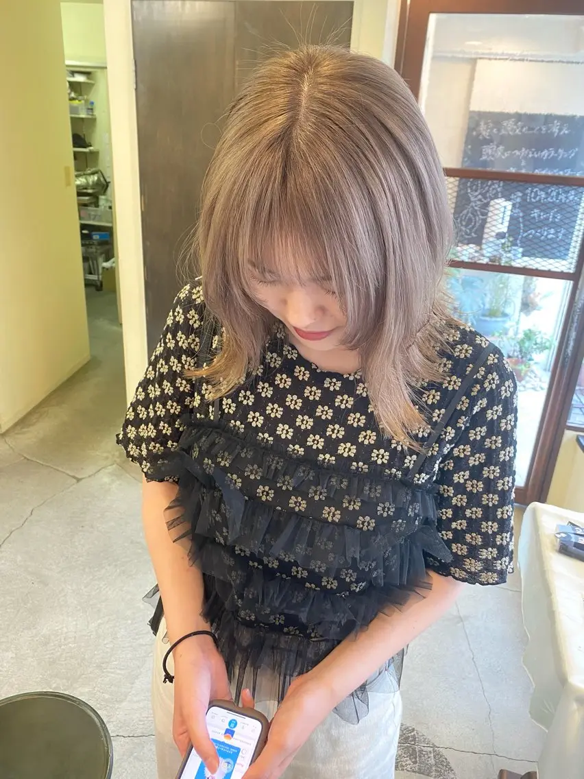 ミディアム カラー ボブレイヤー グレージュ ミルクティーグレージュ ボブ くびれヘア ウチダ ユウヤのヘアスタイル