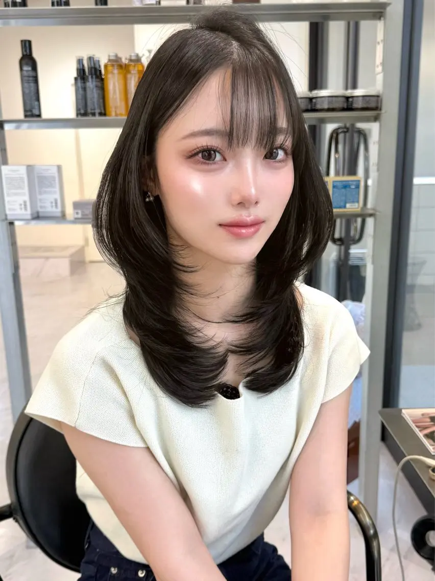 セミロング 韓国風ヘア レイヤーカット ヘアカラー 【 ViVIE 】 トモ／透明感カラーのヘアスタイル