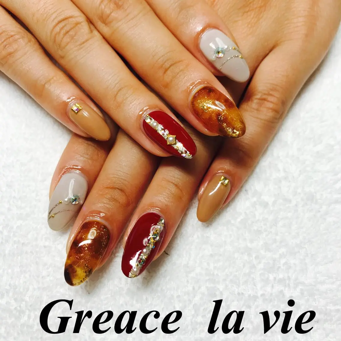 セミロング カラー パーマ ヘアアレンジ ネイル マツエク・マツパ ボルドーカラー べっ甲ネイル ボルドー Greace  la vieのネイルデザイン