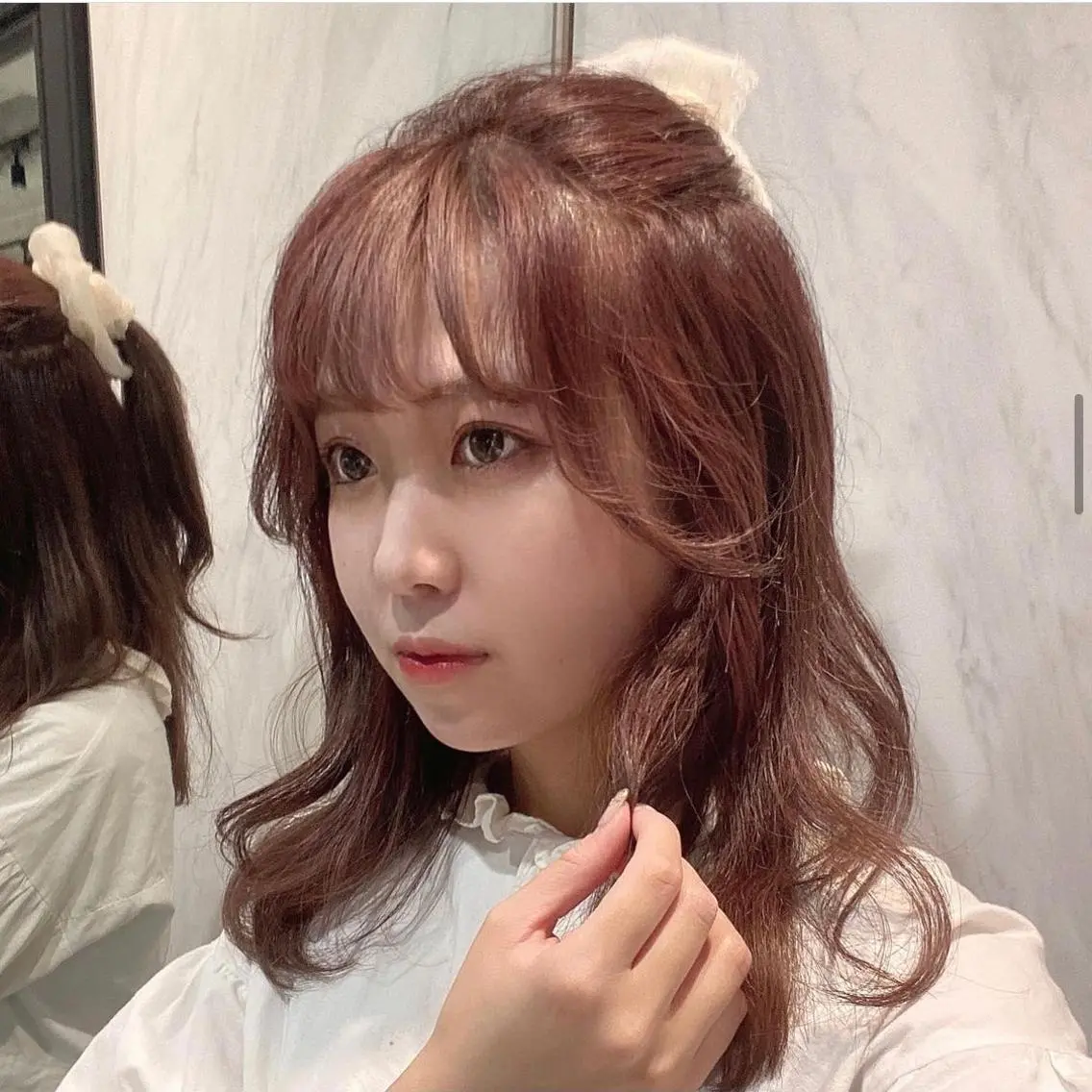 セミロング カラー パーマ ヘアアレンジ ブラウンカラー レッドカラー 新宿⌇韓国風ヘア ⌇透明感カラーのヘアスタイル