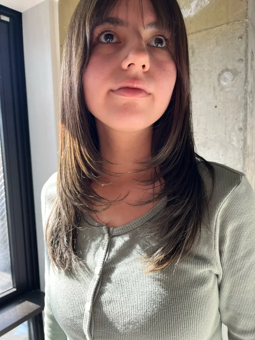 ロング カラー ベージュカラー オリーブベージュ レイヤーカット anon Loemのヘアスタイル