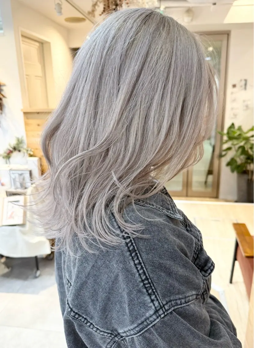 セミロング カラー ベージュカラー ブリーチ ホワイトベージュ カット ヘアカラー トリートメント 木下大地 HAIR Oneのヘアスタイル