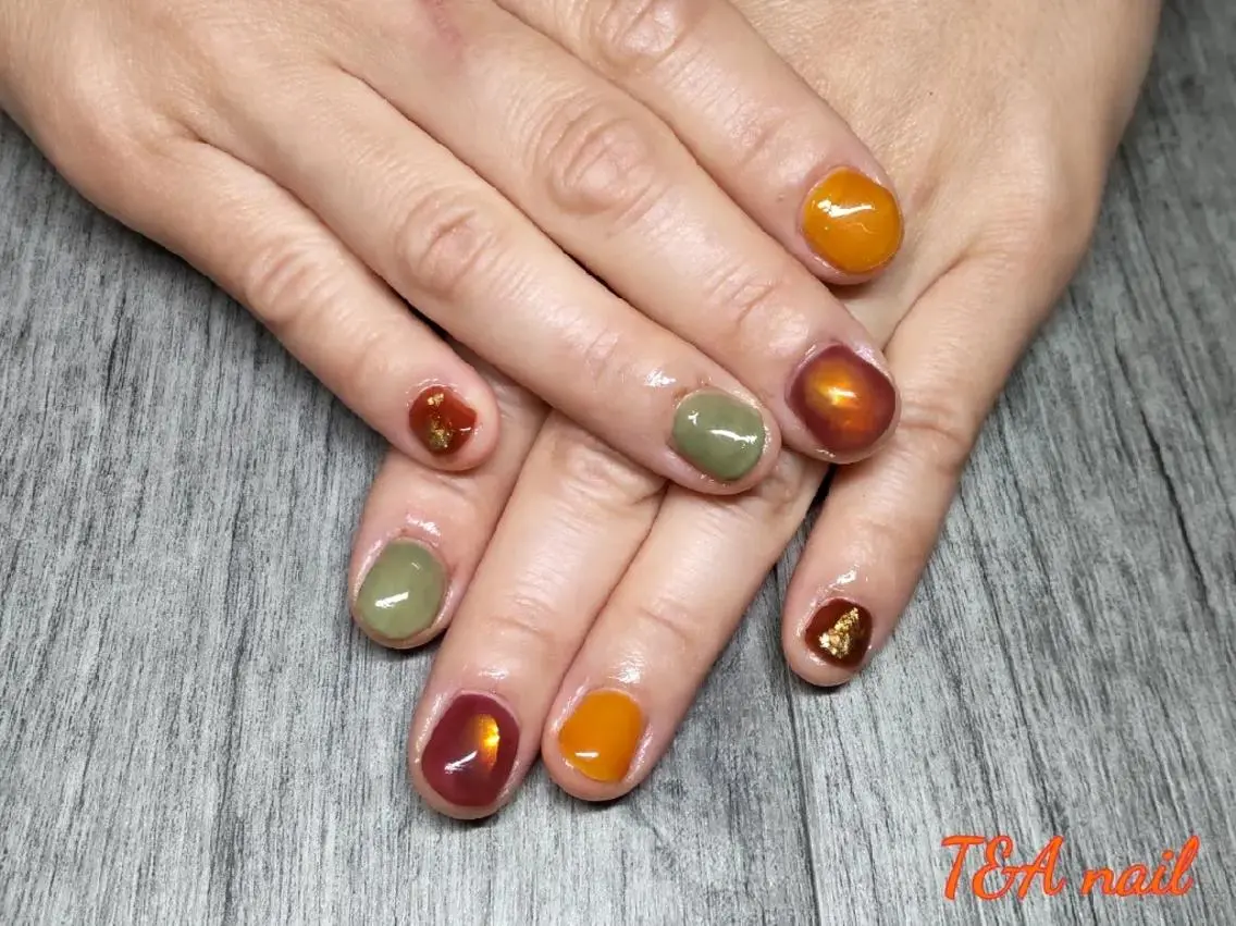 ショート ネイル ショートヘア ブラウン 長さ出し ジェルネイル ニュアンスネイル T&A nailのネイルデザイン