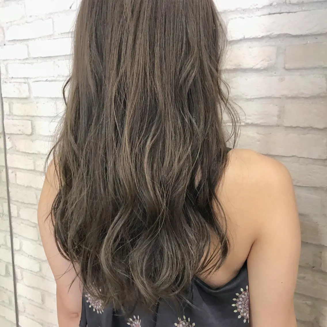 ロング カラー グレージュ 大平 美沙のヘアスタイル