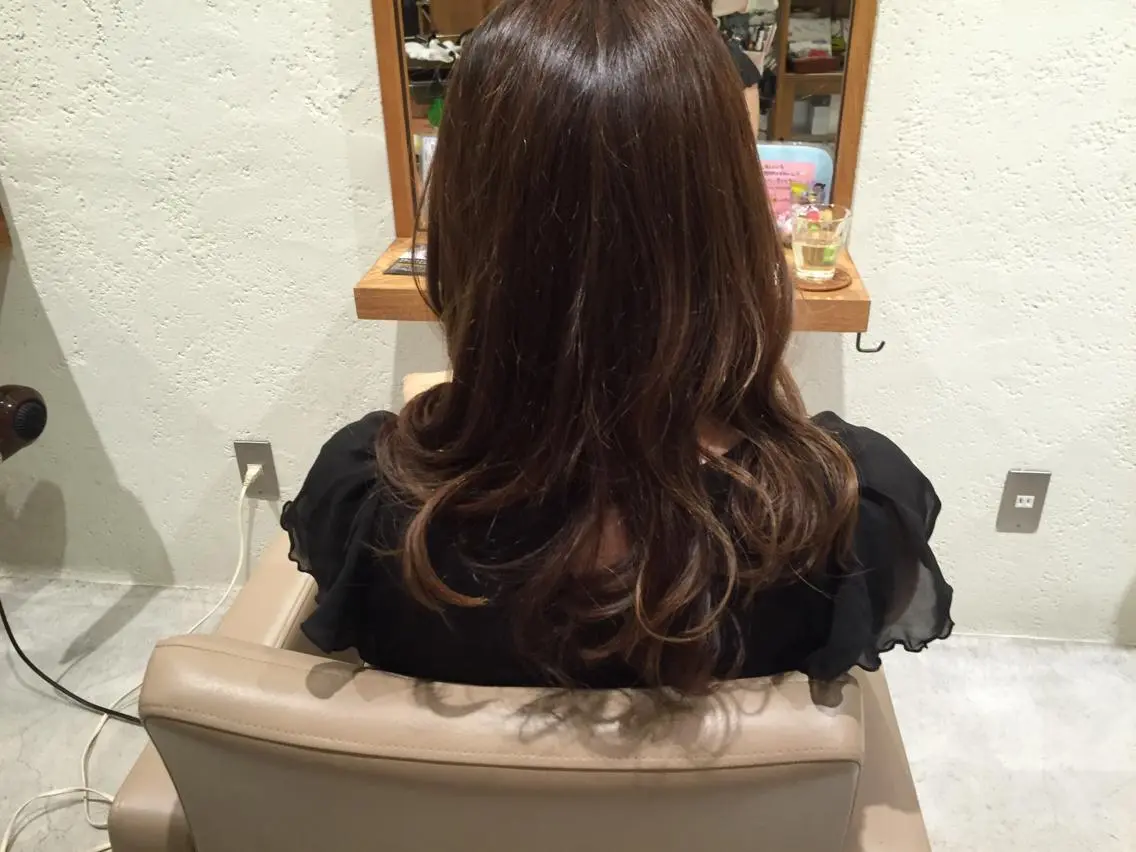 ロング カラー グレージュ ハイライトカラー ハイライト 磯貝 美徳のヘアスタイル