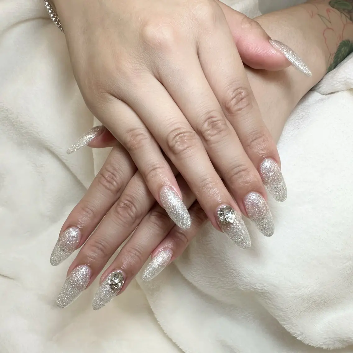 ネイル 長さ出し ラメ(グリッター) シルバー ストーンネイル ハンドネイル WHITE NAIL Ichinoseのネイルデザイン