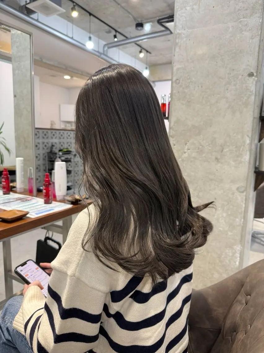ロング カラー グレージュ オリーブグレージュ オリーブグレー カット ヘアカラー トリートメント カイリ /レイヤーカットのヘアスタイル