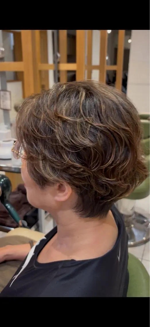 ショート パーマ ハイライトカラー レイヤーカットのヘアスタイル
