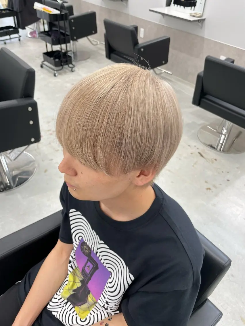 ショート カラー ベージュカラー ミルクティーベージュ ヘアカラー トリートメント ブリーチ有無Wカラー メンズパーマ大成のヘアスタイル