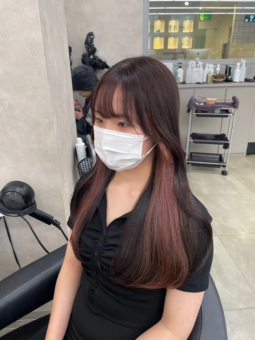 セミロング カラー イヤリングカラー インナーカラー ピンクカラー 抜け感レイヤー︴ ニュアンスカラーのヘアスタイル