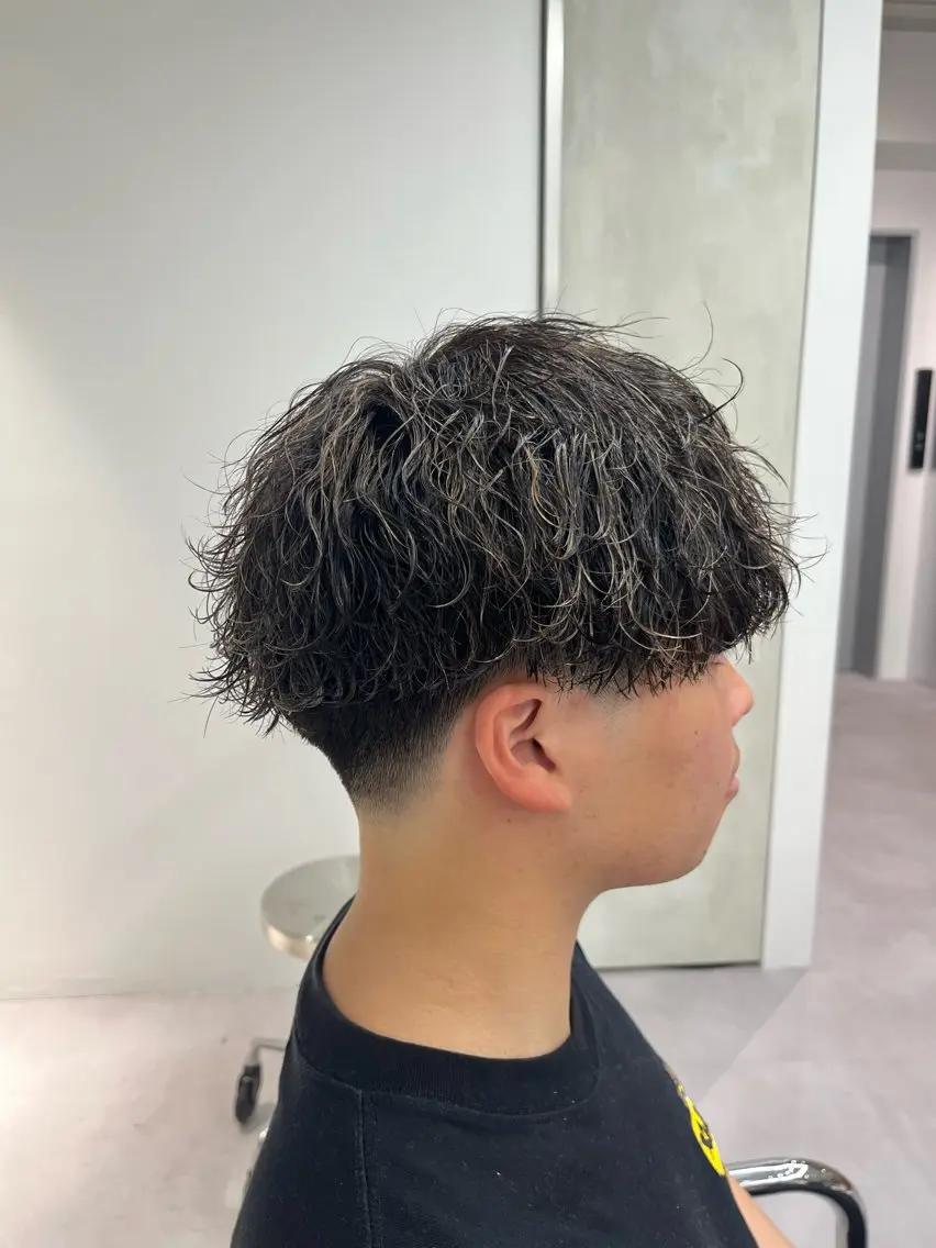 ショート カラー パーマ メンズ ⚡メンズパーマフ ェードカットTomyのヘアスタイル