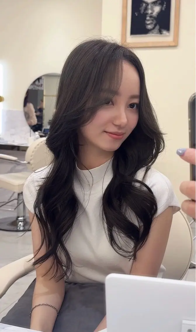 ロング カラー ヘアアレンジ ベージュカラー 透明感カラー オリーブベージュ 顔周りカット レイヤーカット🤍 RINAのヘアスタイル