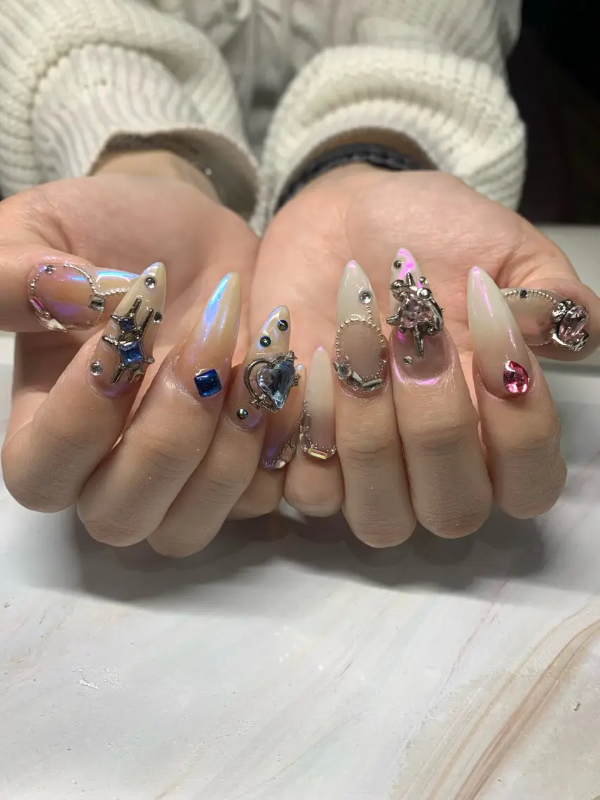 チップ長さ出し+シンプルデザイン+パーツつけ放題(オフ1000円ー1500円)の写真