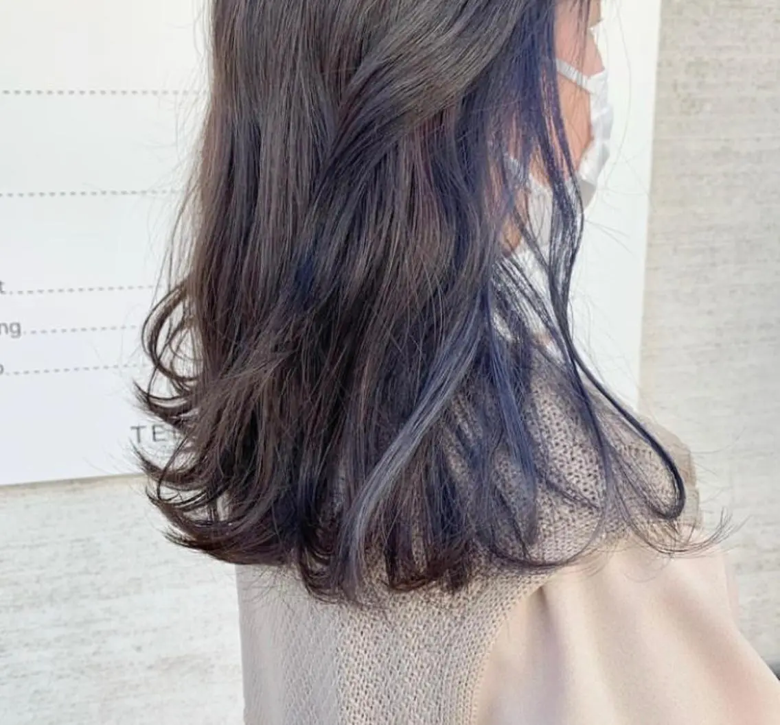 ロング カラー ブリーチ ネイビーカラー サキ🤍ハイトーン 🩰くびれ巻きヘアのヘアスタイル