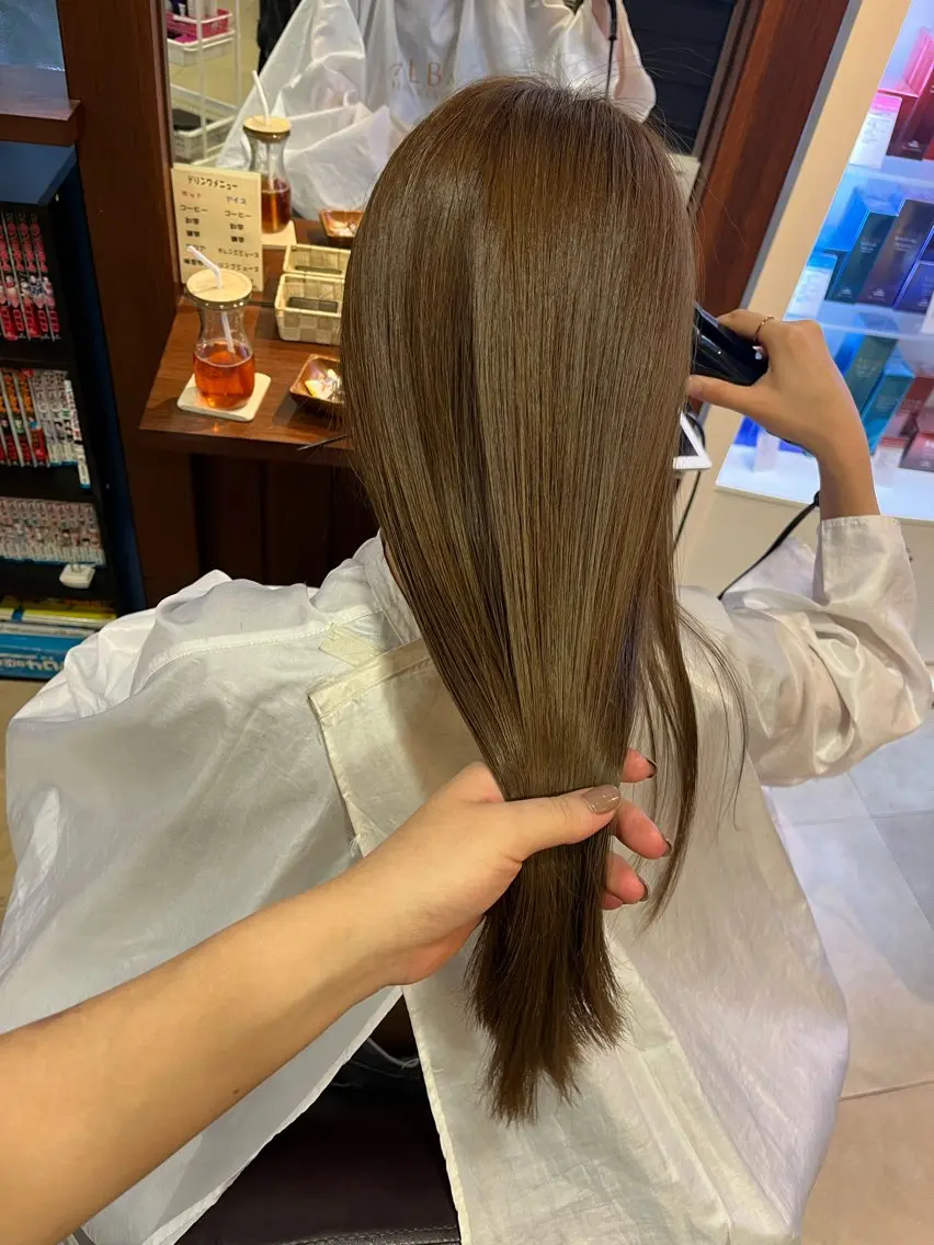ロング カラー アッシュ ベージュカラー ブルーカラー カットが上手い 💇‍♂🌸サク🌸のヘアスタイル