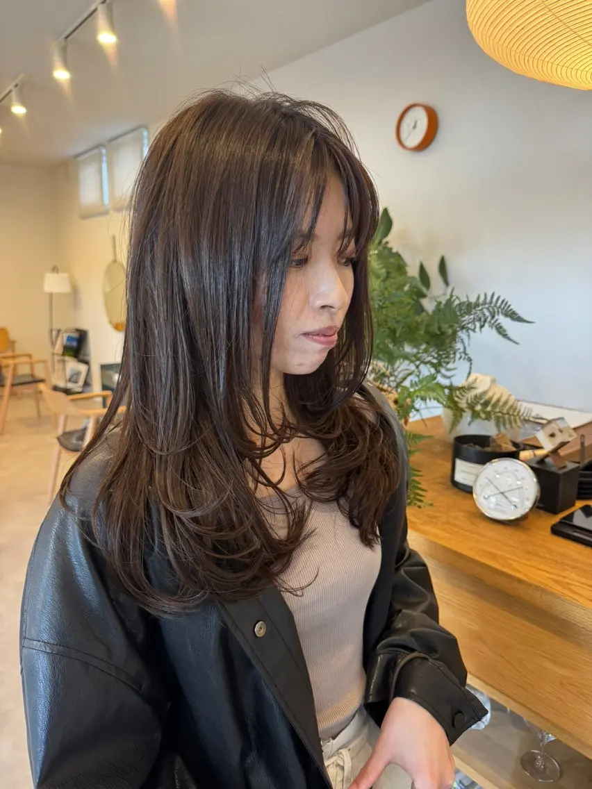 ロング ロングレイヤー アッシュ アッシュブラウン レイヤーカット ロング 金田 諒一のヘアスタイル