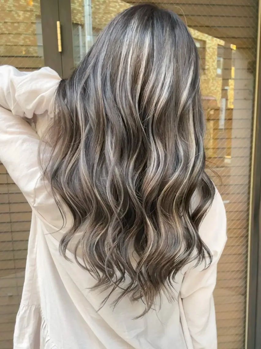 ロング カラー シールエクステ バレイヤージュ ベージュカラー ブリーチ ケアブリーチ ヘアカラー トリートメント 大阪梅田/レイヤー/ ハイライト/yuuのヘアスタイル