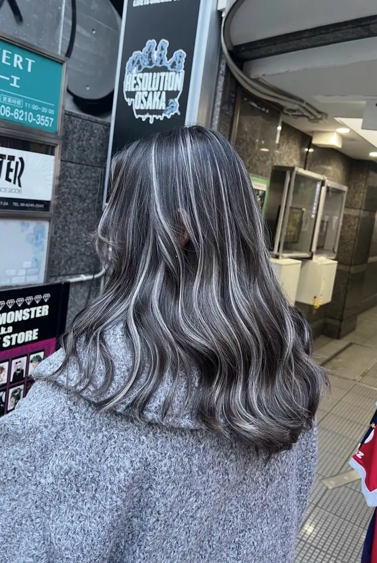 セミロング カラー ダークグレー ダークグレージュ グレージュ ハイライトカラー ハイライト ヘアカラー トリートメント 指名数No.1 /NAOYAのヘアスタイル