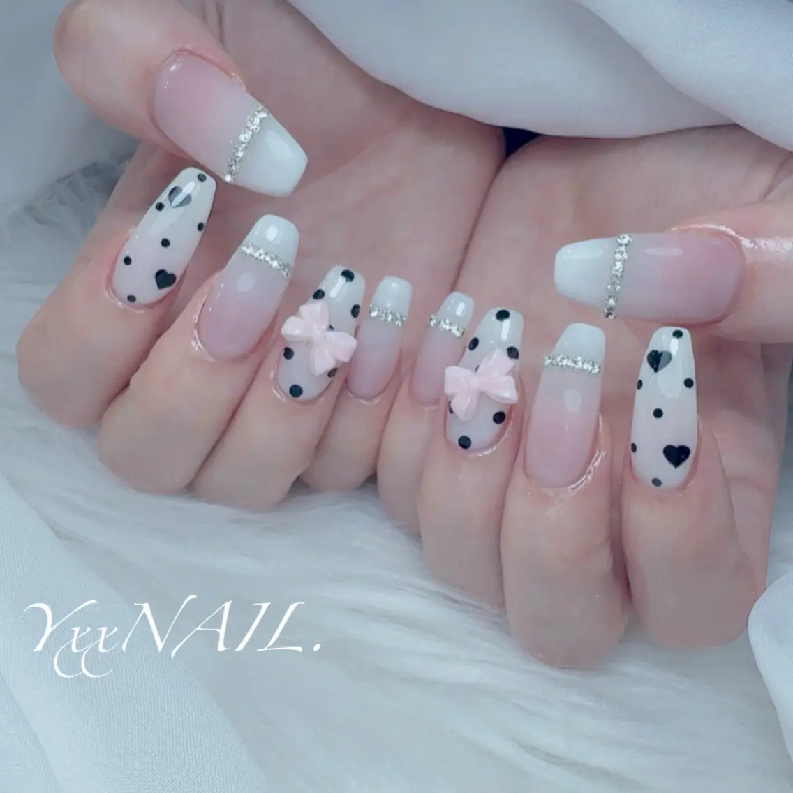 ネイル ドット ハート リボン ハンドネイル フットネイル プライベートサロン 🩵YxxNAIL.のネイルデザイン