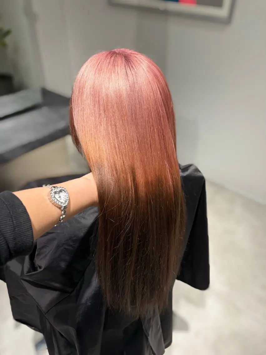 ロング カラー ベージュカラー ブリーチ ブラウンカラー ダークブラウン ピンクカラー カット ヘアカラー トリートメント ゆな🎀ハイトーン /レイヤーのヘアスタイル