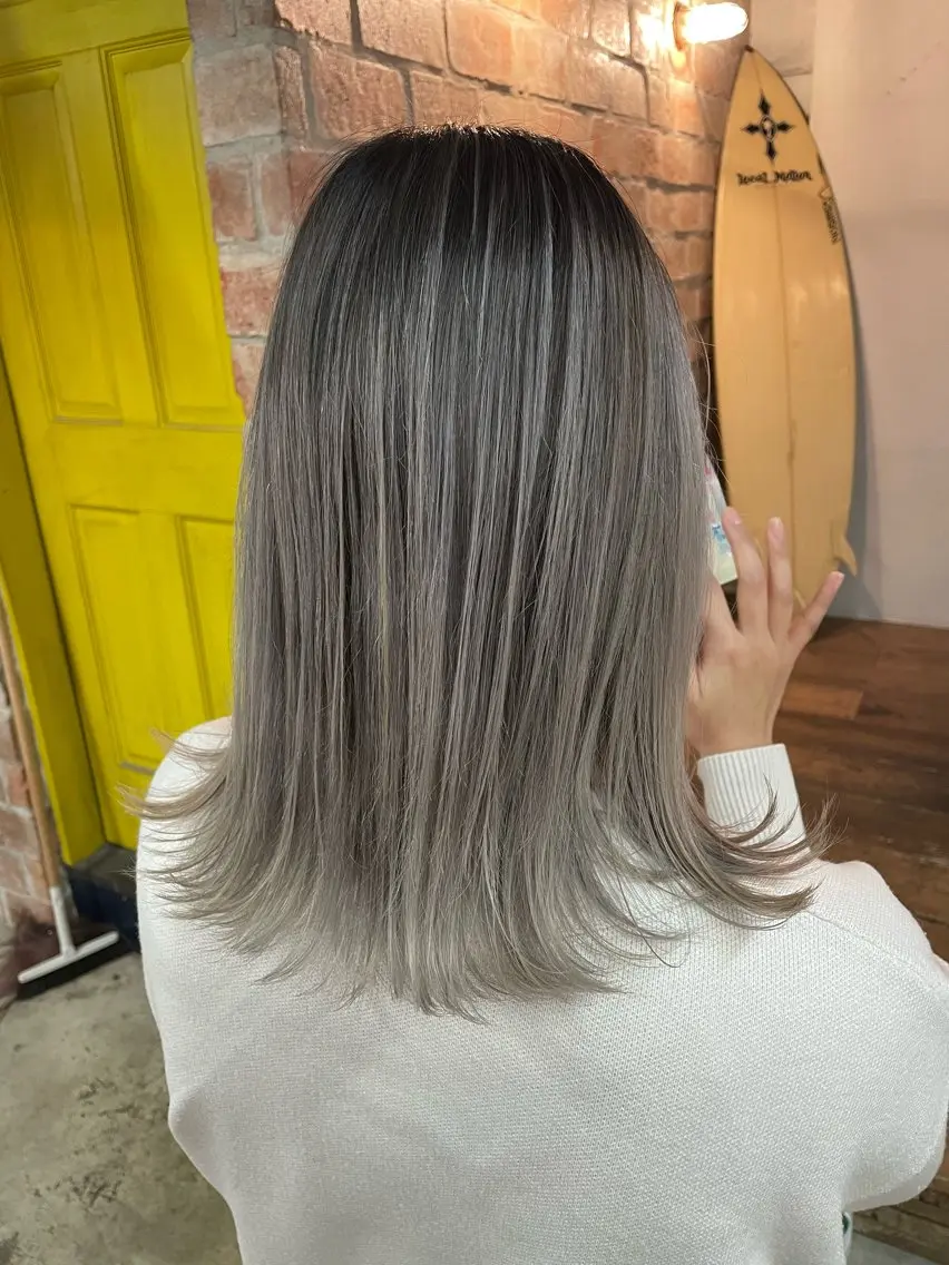 カラー バレイヤージュ ブリーチ ダブルカラー ハイライトカラー ハイトーンカラー 岩佐 怜のヘアスタイル