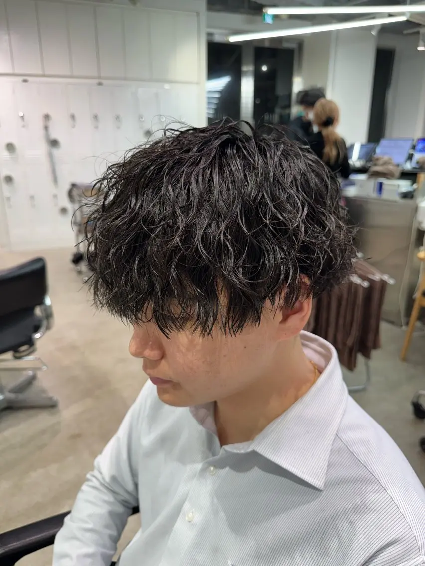 ミディアム パーマ メンズ ミディアムパーマ マッシュ メンズパーマ ツイストスパイラルパーマ 波巻きパーマ byfifth 天神 🌀moromiのヘアスタイル