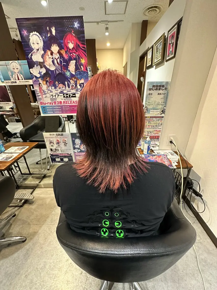 ミディアム カット 渡部凌我 小顔ウルフ ハイトーンカラーのヘアスタイル