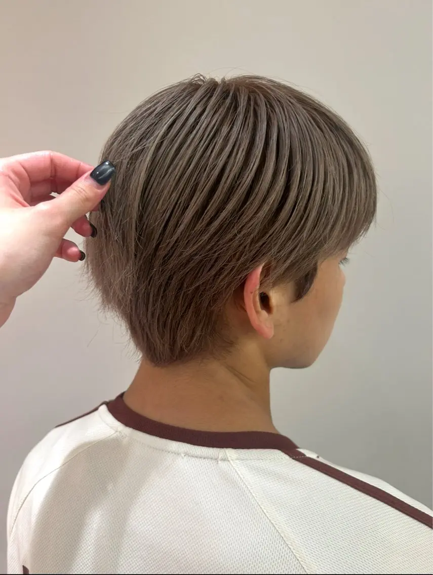 カラー ブリーチ グレージュ ヘアカラー 長谷川 結奈のヘアスタイル