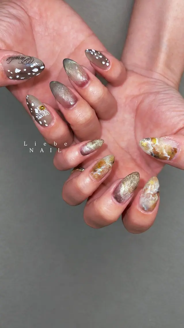 ネイル アートネイル ブラウン ゴールド キラキラネイル ロングネイル ハンドネイル Beauty salonLiebeのネイルデザイン