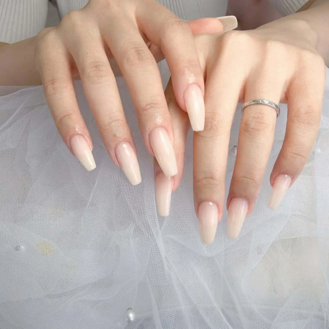 ネイル グラデーション ホワイト ハンドネイル KOTORA NAILのネイルデザイン