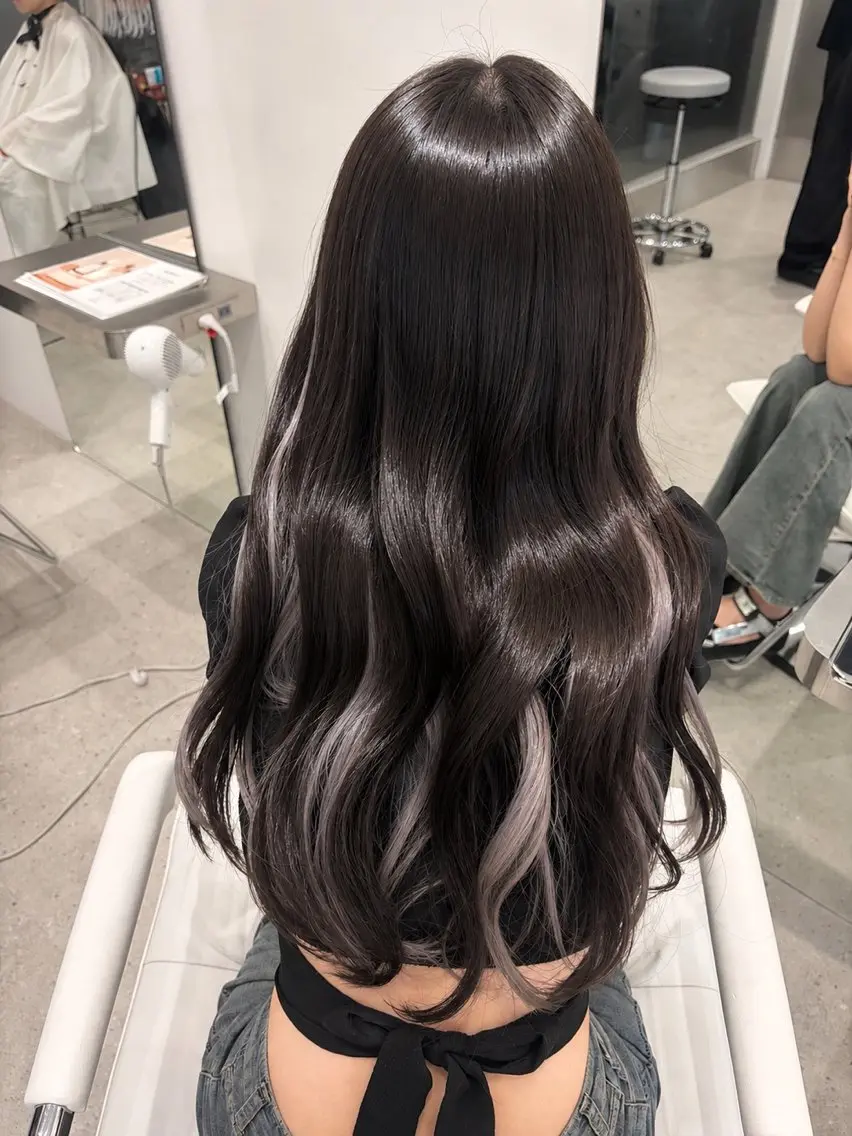 カラー シルバー 吉田 百々花のヘアスタイル