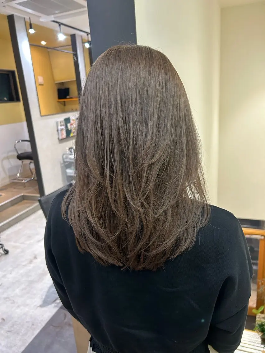 セミロング カラー ブリーチ グレージュ レイヤーカット カット ヘアカラー トリートメント hubhair レイヤー/透明感のヘアスタイル