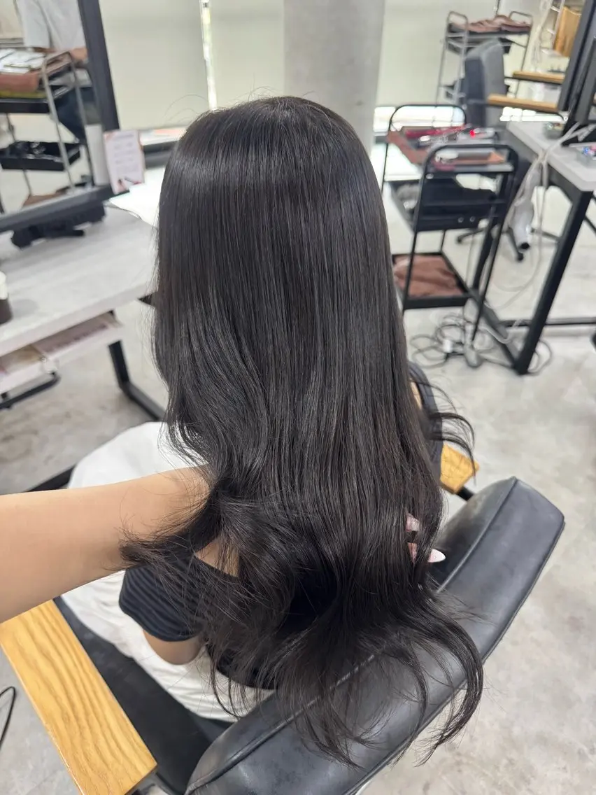 ロング カラー ダークグレー ダークグレージュ グレージュ ヘアカラー トリートメント 赤み無し柔らかカラー 【梅田】madokaのヘアスタイル