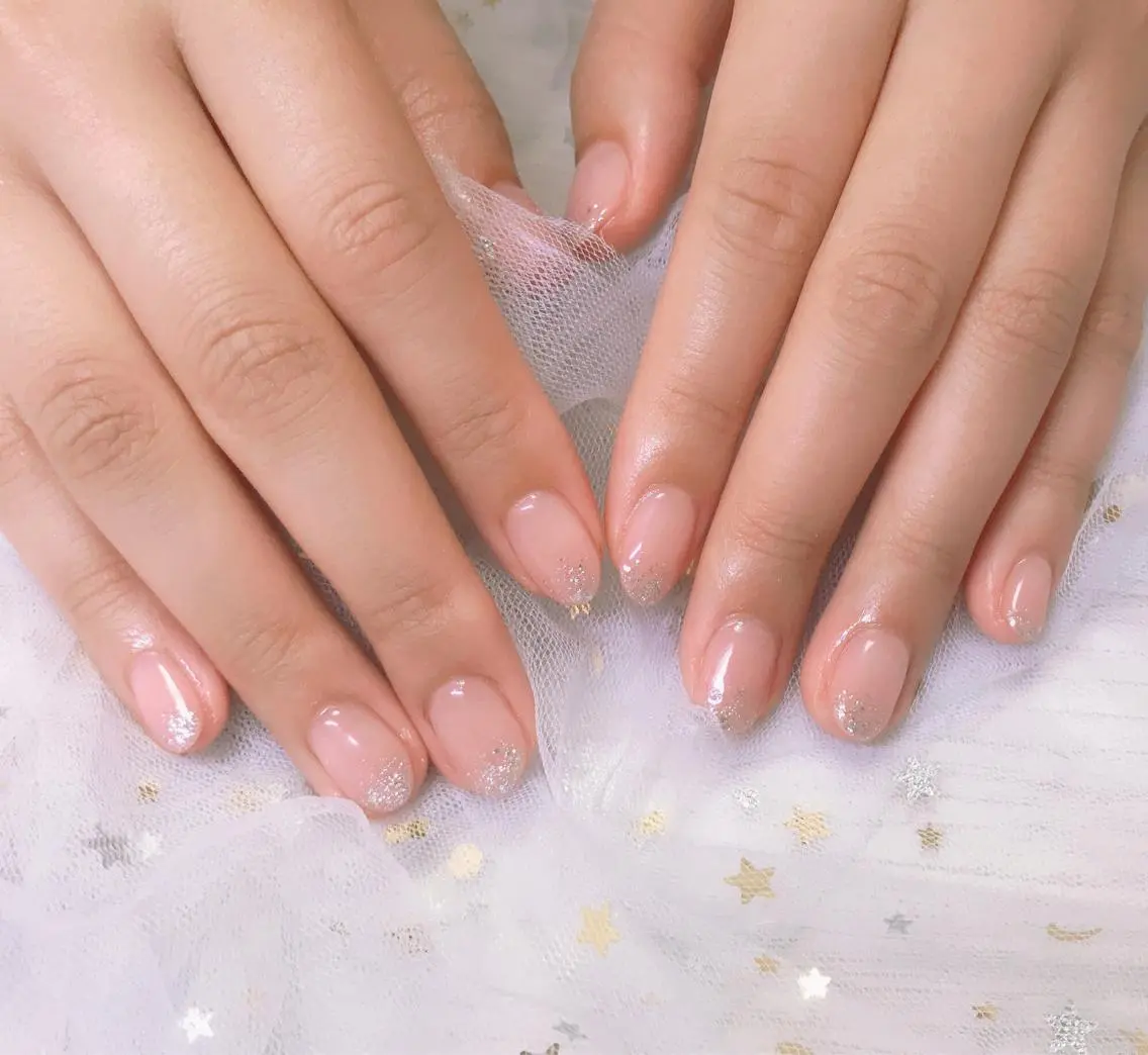 カラー ネイル グラデーションカラー グラデーション ラメ(グリッター) Q Free nailsのネイルデザイン