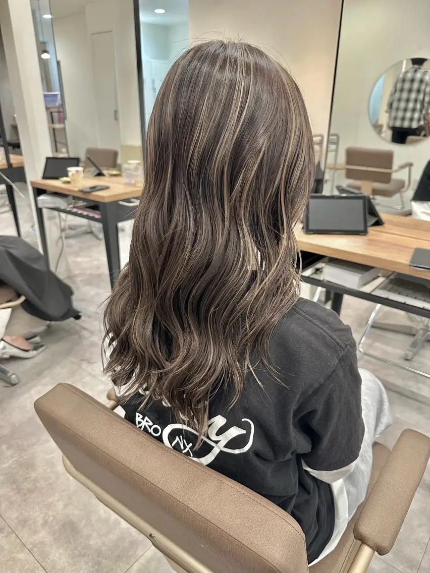 ロング カラー 白髪ぼかしハイライト レイヤー川口 元気のヘアスタイル