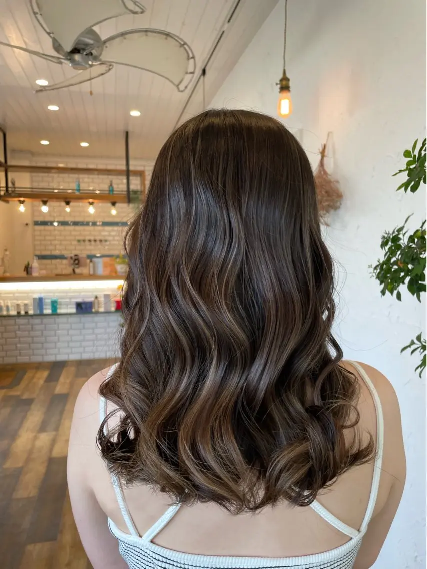 ロング カラー アッシュ 透明感カラー ハイライトカラー ハイトーンカラー ミルクティーアッシュ ヘアカラー 🌸小掛🌸 豊橋外国人風カラーのヘアスタイル