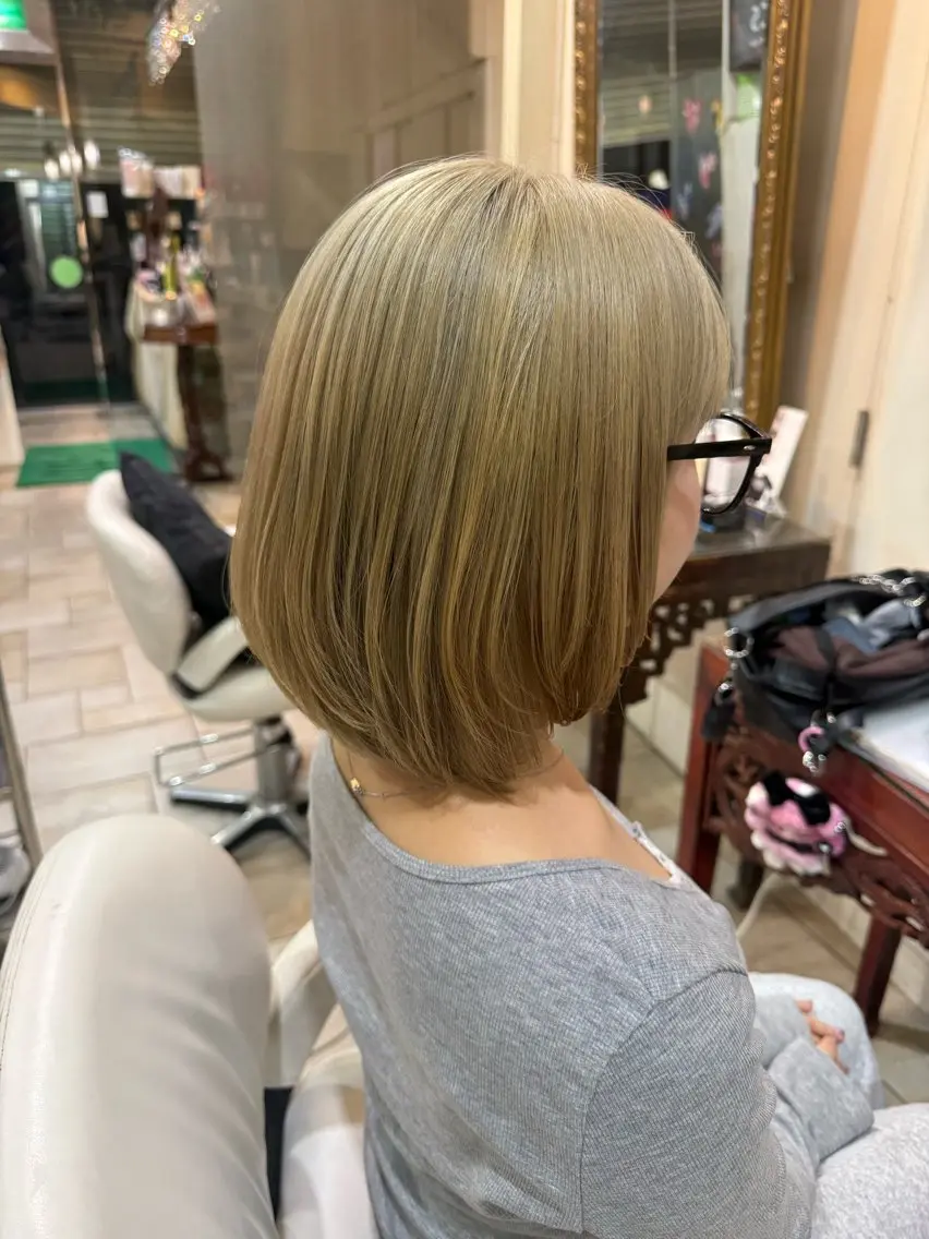 カット＋全体ブリーチ＋カラー＋トリートメントの写真