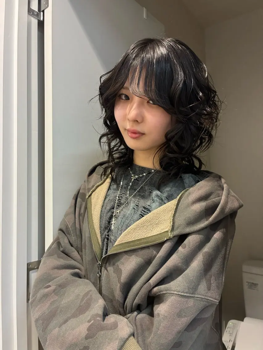 ミディアム ヘアアレンジ ミディアムパーマ くびれヘア レイヤーカット 透明感カラー/オリー ブカラー/畠山大のヘアスタイル