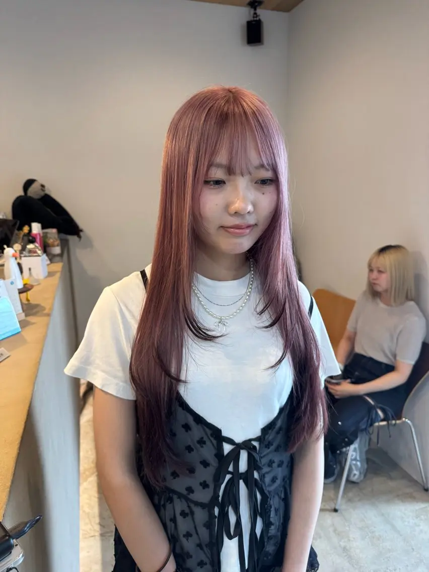ロング カラー ブリーチ ピンクカラー レッドカラー ホワイトピンク カット ヘアカラー トリートメント 咲良 / allum 鈴鹿のヘアスタイル