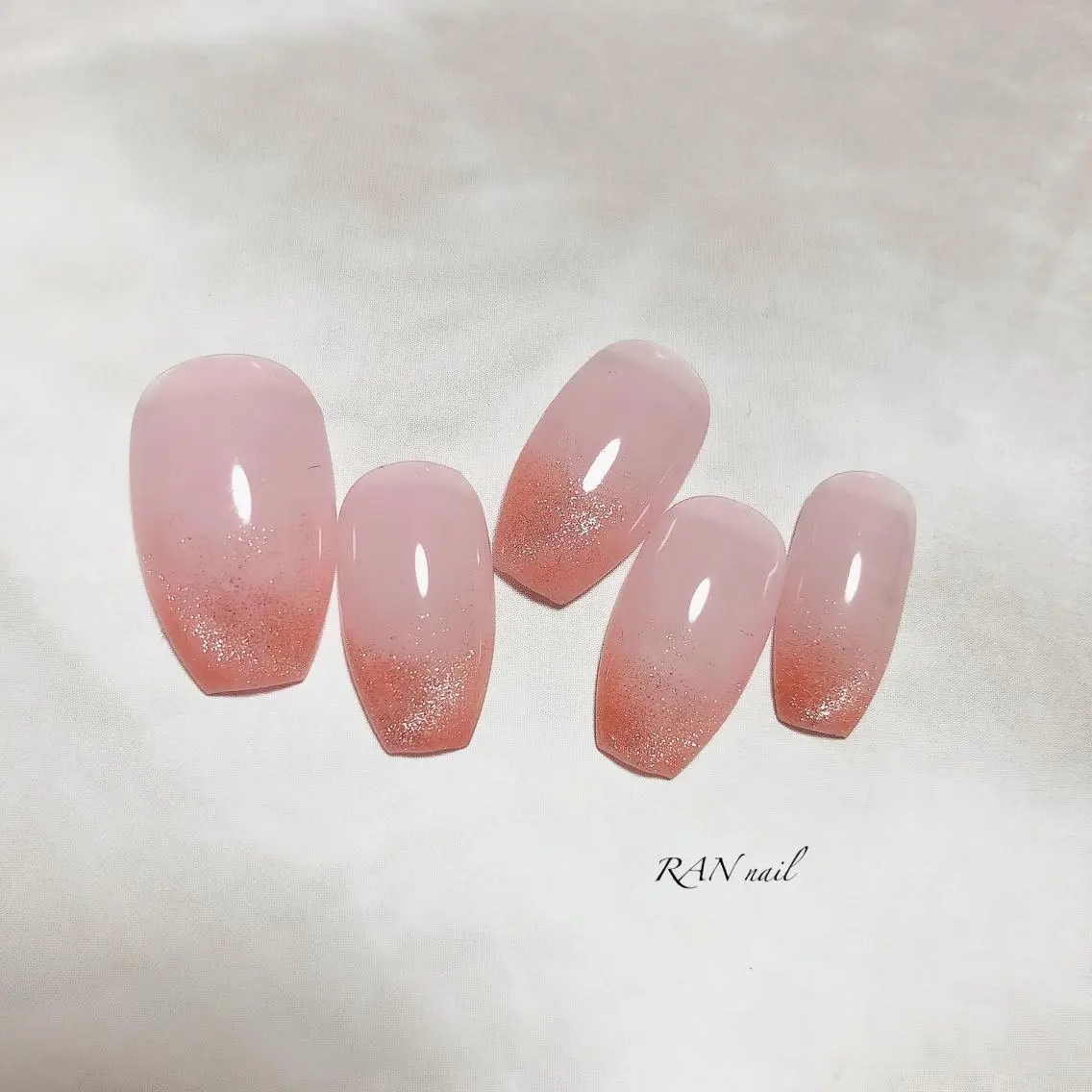 ネイル 桜ネイル フットネイル グラデーション キラキラネイル ラメ(グリッター) ハンドネイル フットネイル RAN nailのネイルデザイン