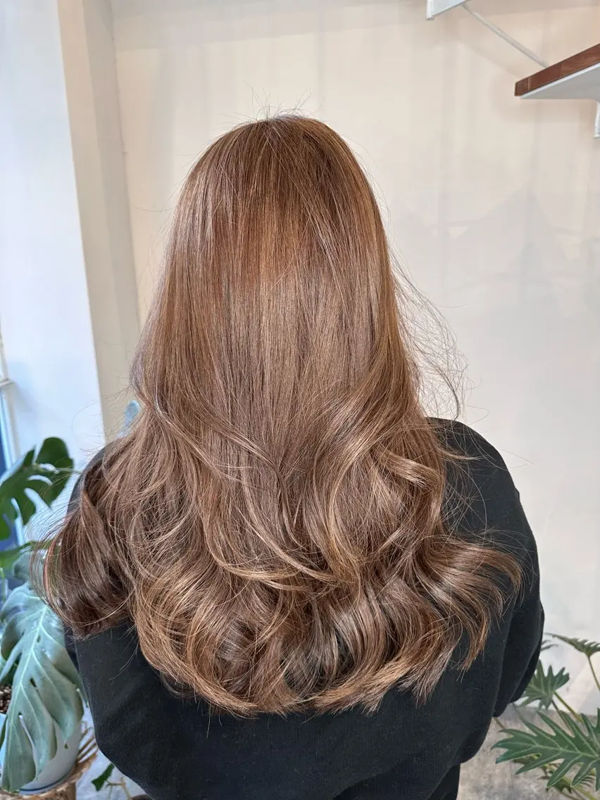 ロング カラー アッシュ ベージュカラー ブリーチ ケアブリーチ ケアカラー 堀江/レイヤーカット /髪質改善のヘアスタイル