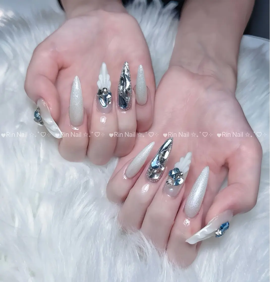 ネイル ブルー フラッシュネイル フラワーネイル ホログラムネイル キラキラネイル ハンドネイル Rin Nail 新大久保店のネイルデザイン